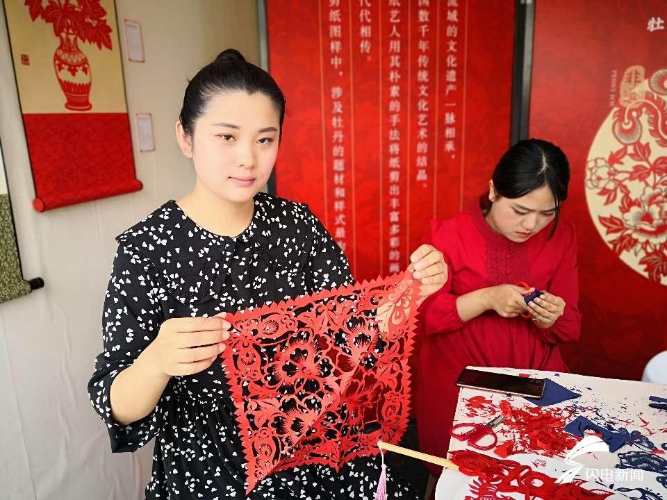 菏泽牡丹剪纸,是中国民间艺术中的瑰宝,牡丹是其中最常用的纹样,与